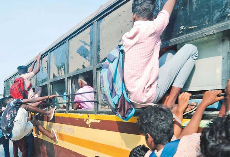 மேற்கூரையை பிடித்தபடி பயணம்….. ஆபத்தை உணராத மாணவர்கள்…. அதிர்ச்சியில் பொதுமக்கள்…!!