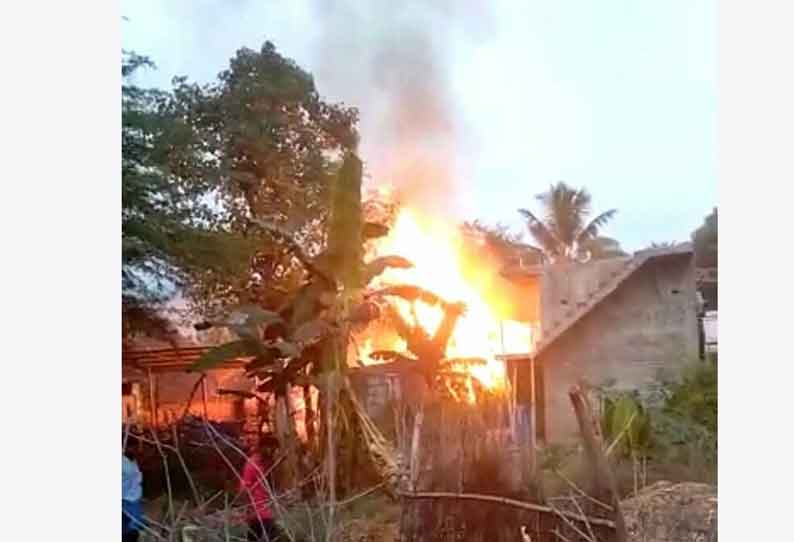 கொழுந்துவிட்டு எரிந்த கூரைவீடு…. ரூ.4 லட்சம் மதிப்புள்ள பொருட்கள் நாசம்…. அதிகாரிகளின் நடவடிக்கை…!!