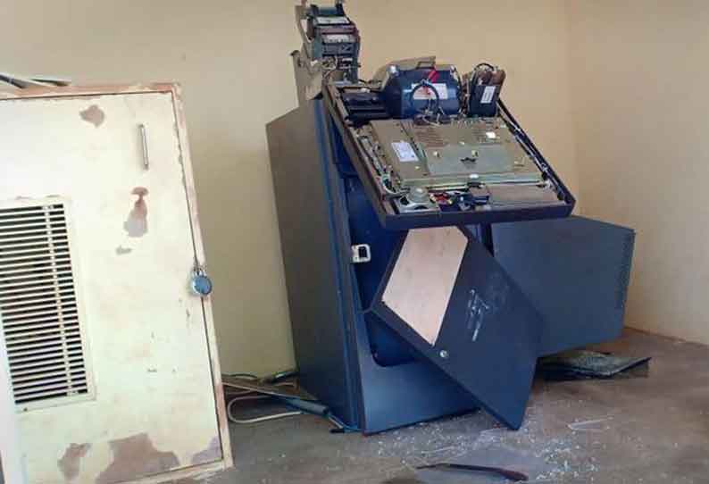 “பணம் வரவில்லை” ஏ.டி.எம் எந்திரத்தை அரிவாளால் உடைத்த நபர்…. போலீஸ் விசாரணை…!!