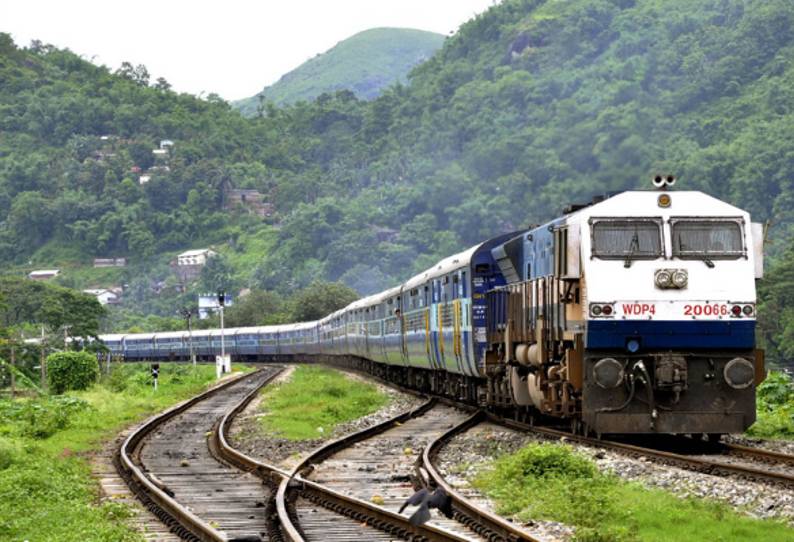 ரயில் பயணிகள் கவனத்திற்கு!…. இதை மட்டும் பண்ணாதீங்க…. அபராதம் வசூல்…. வெளியான எச்சரிக்கை அறிவிப்பு…..!!!!!