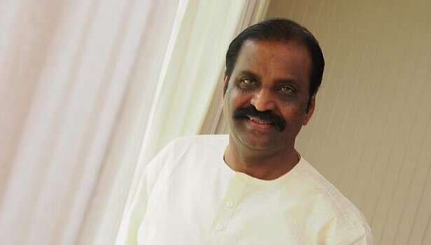 “இவர்கள் அனுப்பும் சில லட்சத்திற்காக காத்து இருக்கிறேன்”… கவிஞர் வைரமுத்து ஆதங்கம்….!!!!!