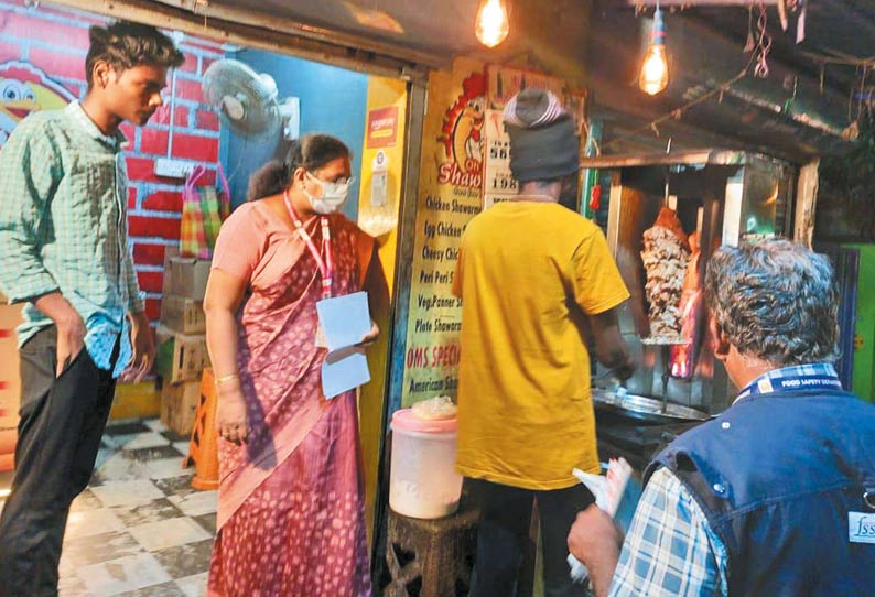 ஷவர்மா கடையில்… உணவு பாதுகாப்புத் துறை அதிகாரி அதிரடி ஆய்வு…!!!