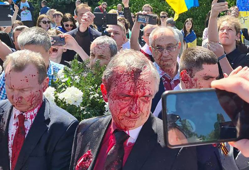 ரஷ்ய தூதர் மீது சிவப்பு நிற பெயிண்ட் வீசி தாக்குதல்…. வெளியான வீடியோ ஆதாரம்…..!!!!!