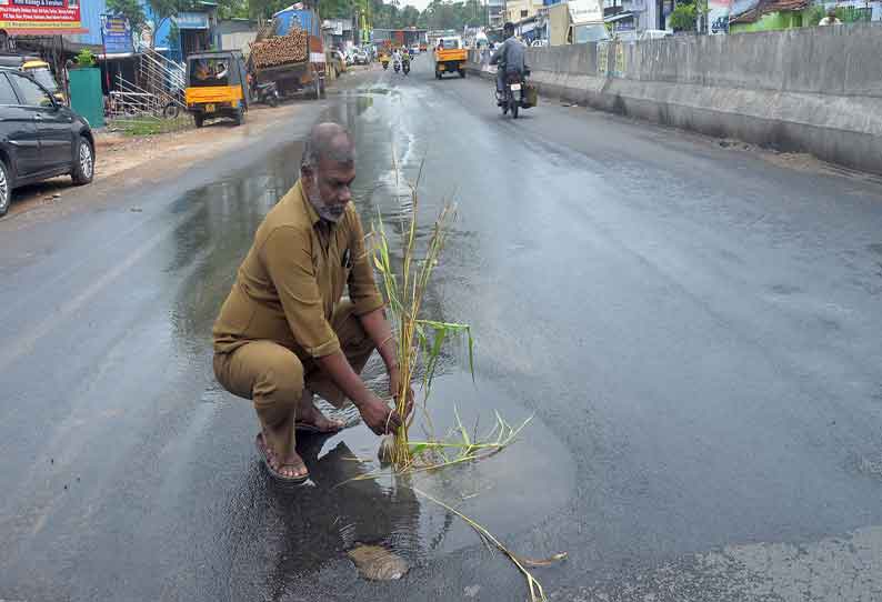 பொள்ளாச்சி – உடுமலை சாலையில் குழாய் உடைப்பை சரி செய்ய கோரி… செடியை நட்டு வைத்து ஆட்டோ ஓட்டுநர்கள் நூதன போராட்டம்…!!!