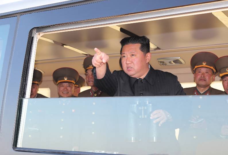 வடகொரியாவில் கால் பதித்த கொரோனா…. ஊரடங்கு உத்தரவு அமல்…. அதிபர் கிம் ஜாங் உன் அறிவிப்பு….!!!!