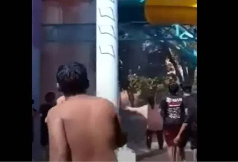 இரண்டாக உடைந்த நீர்ச்சறுக்கு… 30 மீட்டர் உயரத்தில் இருந்து விழுந்த குழந்தைகள்… வெளியான திடுக்கிடும் வீடியோ….!!!!