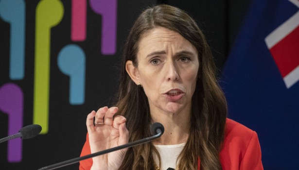 நியூசிலாந்து பிரதமருக்கு கொரோனா…. பிரதமர் அலுவலகம் வெளியிட்ட தகவல்…!!!