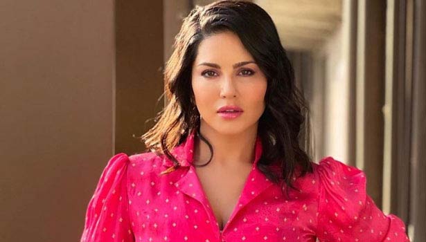 கணவருடன் லிக் கிஸ் அடித்த சன்னி லியோன்…. வெளியான புகைப்படம்…. வைரல்….!!!!