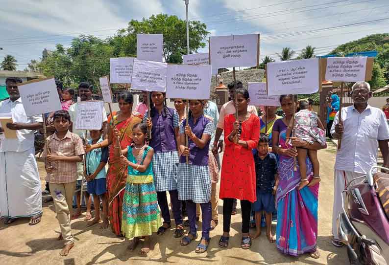 ஊரைவிட்டு ஒதுக்கி வைத்ததை ரத்து செய்யக்கோரி…. கலெக்டர் அலுவலகத்தில்… 7 மீனவ குடும்பத்தினர் தர்ணா…!!!