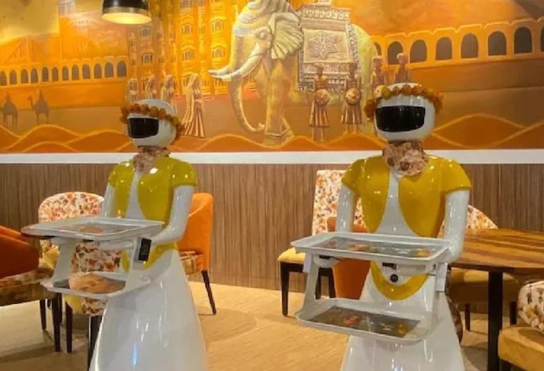 WOW: உணவு விடுதியில் ரோபோக்கள்…. சர்ப்ரைசாக குவியும் வாடிக்கையாளர்கள்…!!
