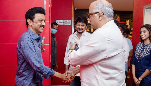 உதயநிதி ஸ்டாலின் நடிக்கும் “நெஞ்சுக்கு நீதி”…. வாழ்த்து சொன்ன தந்தை….!!!!