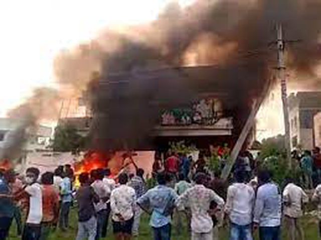 “மாவட்டத்தின் பெயரை மாற்ற திட்டம்”…. அமைச்சர், எம்.எல்.ஏ வீடுகளுக்கு தீவைப்பு…. பெரும் பரபரப்பு…!!!!!!!