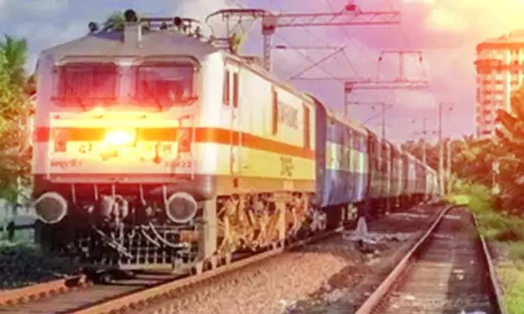 ரயிலில் இருந்து சிலிப் ஆன கல்லூரி மாணவன்…. நொடியில் பறிபோன உயிர்…. பெரும் சோகம்…..!!!!