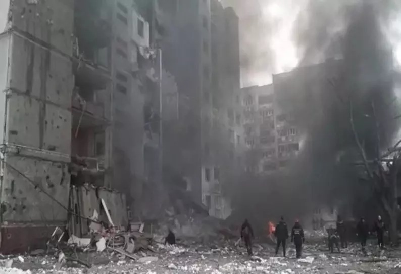 உக்ரைன் ரஷ்யா போர்…. 13 பேர் பலி…. உக்கிரமான தாக்குதல்… பீதியில் மக்கள்….!!