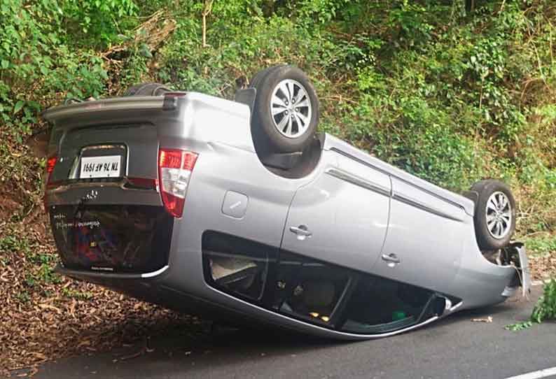 தலைக்குப்புற கவிழ்ந்த கார்…. அதிர்ஷ்டவசமாக தப்பிய உயிர்கள்…. திண்டுக்கல்லில் பரபரப்பு…!!