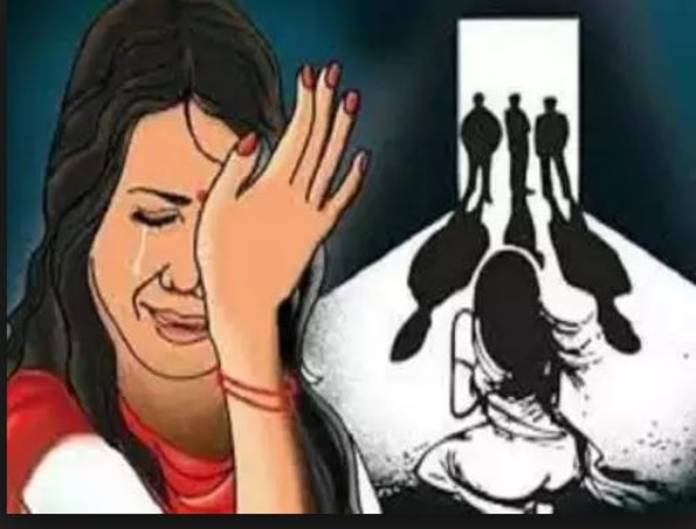 பெரும் சோகம்… மகனின் கண் முன்னே நடைபெற்ற உச்சகட்ட கொடூரம்…. தீவிர விசாரணையில் போலீசார்…!!!!!!!!