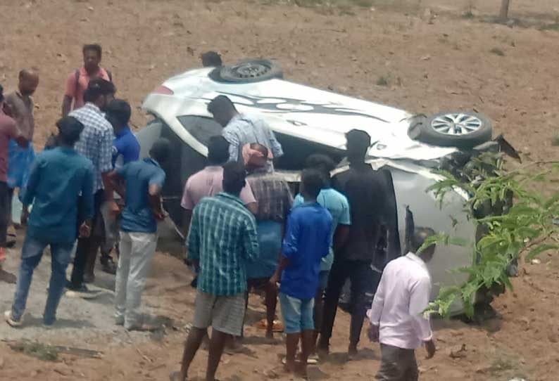 சாலையில் கவிழ்ந்த கார்…. படுகாயமடைந்த 3 பேர்…. கடலூரில் கோர விபத்து….!!