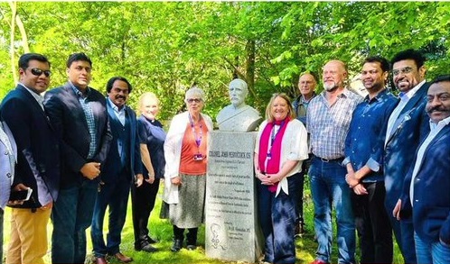 JUST IN: பென்னிகுயிக் கல்லறைக்கு…. லண்டனில் தமிழக அமைச்சர் மரியாதை…!!!!