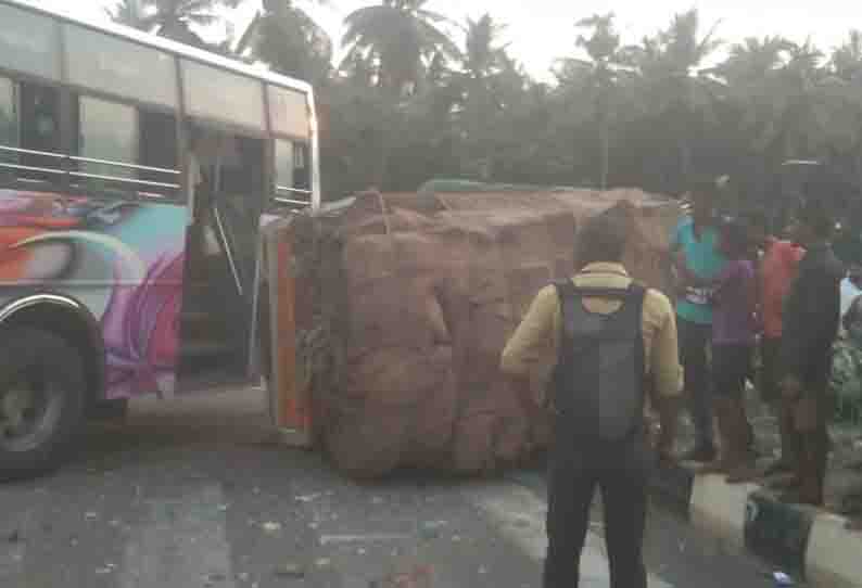 தலைக்குப்புற கவிழ்ந்த சரக்கு ஆட்டோ…. துடிதுடித்து இறந்த புதுமாப்பிள்ளை…. கோர விபத்து…!!