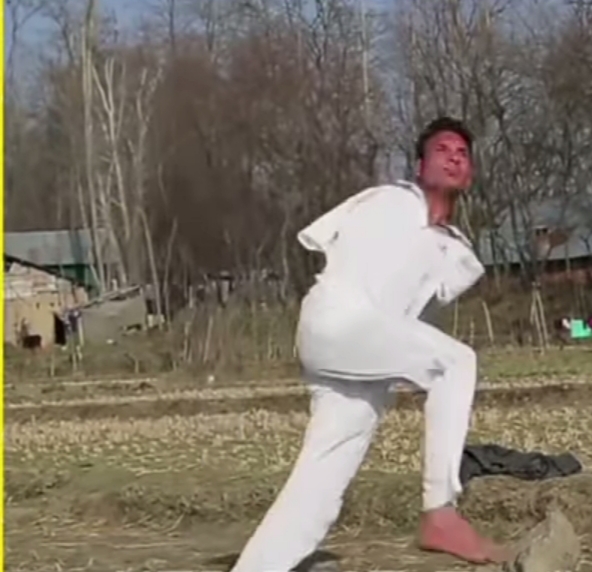 அடடே! இது அல்லவா வெற்றி…. 2 கைகளையும் இழந்த நபர்…. கிரிக்கெட்டில் சாதித்தது எப்படி?….!!