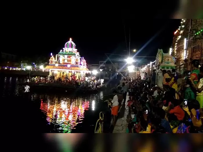 தியாகராஜர் கோயிலில்…. தெப்பத் திருவிழாவின்போது….திடீரென ஏற்பட்ட பயங்கர சம்பவம்…!!!