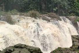 ஒகேனக்கல் நீர்வீழ்ச்சியில்… நீர்வரத்து வினாடிக்கு 25 ஆயிரம் கனஅடி குறைந்தது… பரிசல் இயக்கவும், அருவியில் குளிக்கவும் மாவட்ட நிர்வாகம் தடை….!!!