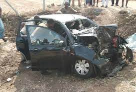 கோர விபத்து…. சாலையோரம் இருந்த மரத்தில் மோதிய கார்….ஒரே குடும்பத்தை சேர்ந்த 4 பேர் பலி…!!!