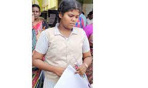 பத்தாம் வகுப்பு பொதுத் தேர்வை எழுதிவிட்டு… தந்தை உடலுக்கு இறுதி அஞ்சலி செலுத்திய மாணவி…. நெகிழ்ச்சி சம்பவம்…!!!!