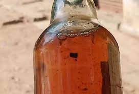 “டாஸ்மாக் கடையில் வாங்கிய மதுபாட்டிலில் பூச்சி செத்து மிதந்தது”… பரபரப்பு…. வைரலாகும் வீடியோ….!!!!