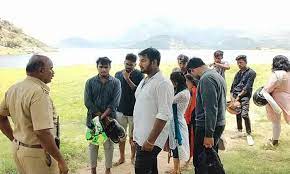 ஆழியாறு அணைக்குள் அத்துமீறி சென்ற சுற்றுலா பயணிகள்…. எச்சரிக்கை விடுத்து அனுப்பிய காவல்துறையினர்… அறிவிப்பு பலகை வைக்க கோரிக்கை…!!!!