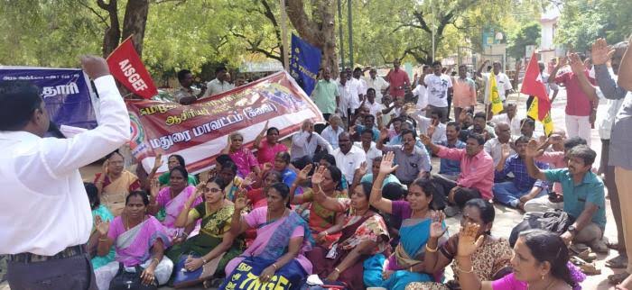 #BREAKING: மதுரை மாநகராட்சி ஊழியர்கள் சாலை மறியல்….!!!!