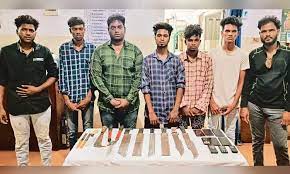 3 பேரை கொலை செய்ய முயற்சி… பயங்கரமான ஆயுதங்களுடன் பதுங்கி இருந்த 7 பேர் கைது…. திராவகம் நிரம்பிய பாட்டில் பறிமுதல்…. போலீஸ் அதிரடி…!!!!