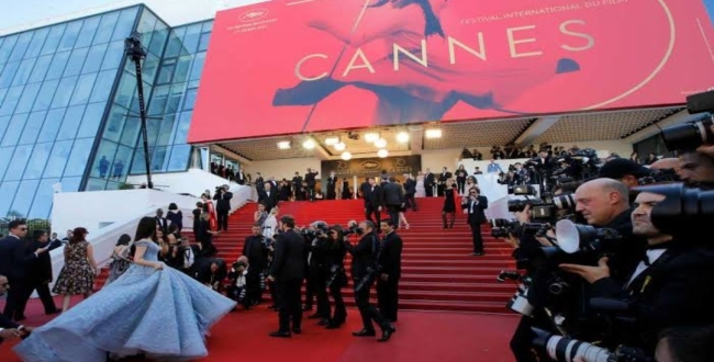 “எங்களை பலாத்காரம் செய்யாதீர்கள்”….. கேன்ஸ் விழாவில் அரைநிர்வாணமாக ஓடி வந்த பெண்….!!!!