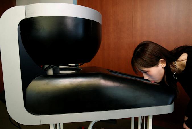 இனிமேல் காசு கொடுத்து வாங்க வேண்டாம்…. நக்கினால் போதும்…. டிவியில் தெரியும் உணவின் சுவையை அறிய எளிய வழி…. மிஸ் பண்ணாதீங்க….!!