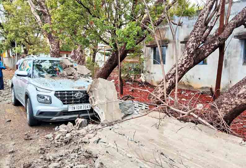 இடிந்து விழுந்த சுற்றுசுவர்…. சுக்குநூறாக நொறுங்கிய கார் கண்ணாடி…. பொதுமக்களின் குற்றசாட்டு…!!