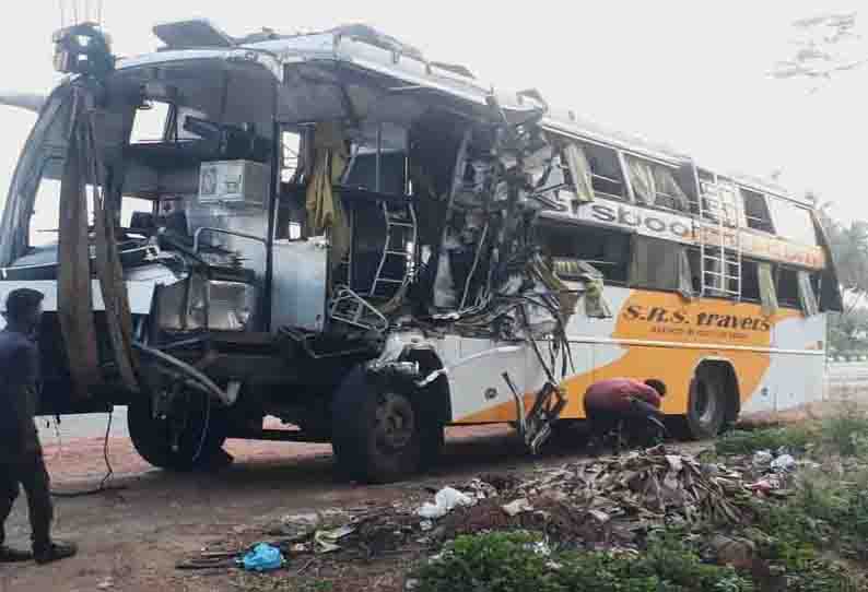 சுக்குநூறாக நொறுங்கிய பேருந்து…. படுகாயமடைந்த 14 பேர்…. ஈரோட்டில் கோர விபத்து…!!