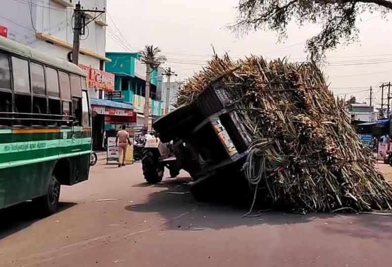 கரும்பு பாரத்துடன் கவிழ்ந்த டிராக்டர்…. பாதிக்கப்பட்ட போக்குவரத்து…. வைரலாகும் சிசிடிவி காட்சிகள்…!!