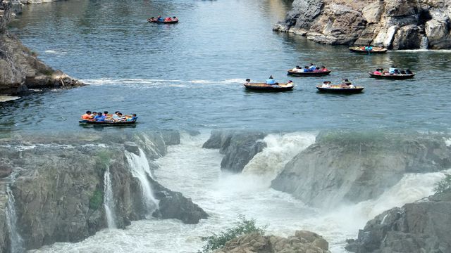 சுற்றுலா பயணிகள் ஷாக்…! அருவியில் குளிக்க தடை…. மாவட்ட நிர்வாகம் அதிரடி….!!!!