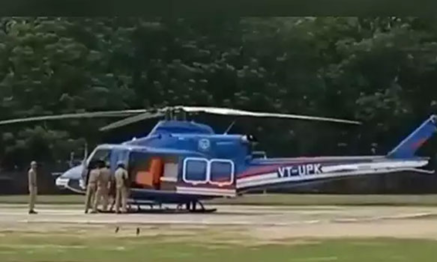 BREAKING: நூலிழையில் உயிர் தப்பிய முதல்வர்…… பரபரப்பு Video…..!!!!