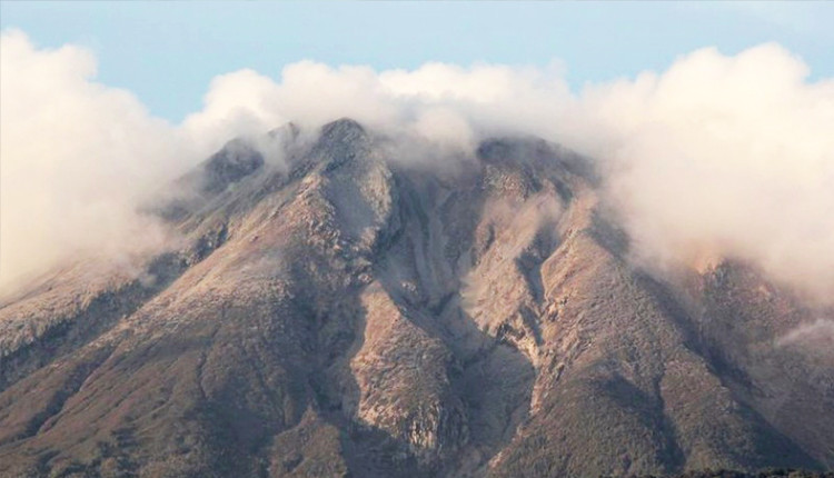 “சுற்று பரப்பிற்குள் யாரும் வரவேண்டாம்”…. வெடித்து  சிதறிய மவுண்ட் புலூசன் எரிமலை…. பிரபல நாட்டில் பரபரப்பு….!!