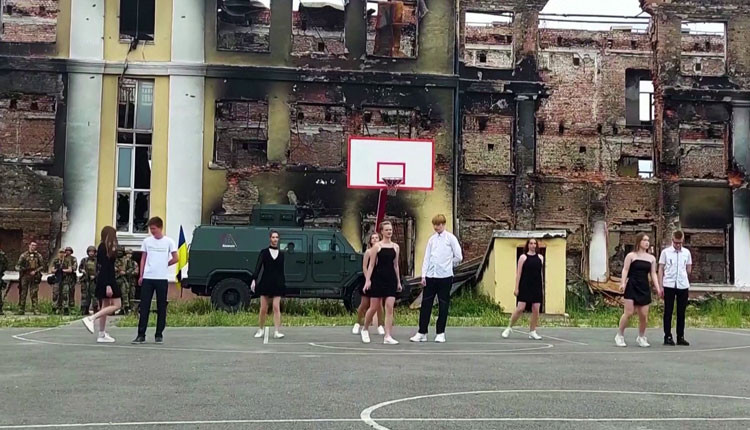 உக்ரைன் ரஷ்யா போர்…. உருக்குலைந்த பள்ளிமுன்…. பட்டம் பெற்ற மாணவர்கள் நடனம்…. வைரல்….!!!