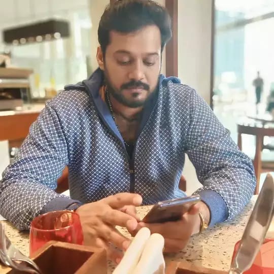 தம்பி நடிகரின் மனைவியுடன் சுற்றும் இசையமைப்பாளர்…. கருத்து தெரிவித்த முன்னாள் கணவர்….!!!