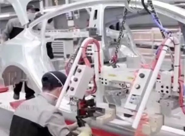 டெஸ்லா நிறுவனம்: 200 ஊழியர்கள் பணிநீக்கம்…. வெளியான ஷாக் நியூஸ்….!!!!