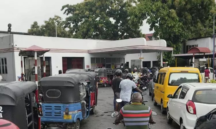 மக்களே ஷாக் நியூஸ்…. பெட்ரோல், டீசல் வாங்க புதிய முறை…. பிரபல நாட்டில் அதிரடி அறிவிப்பு….!!!