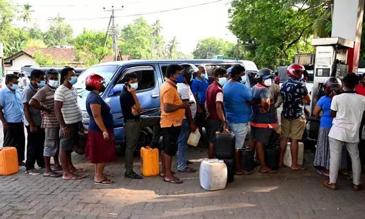 பிரபல நாட்டில் ஜூலை 10 ஆம் தேதி வரை… இந்த சேவைகளுக்கு மட்டும் எரிபொருள்….. அரசு அதிரடி அறிவிப்பு…..!!!