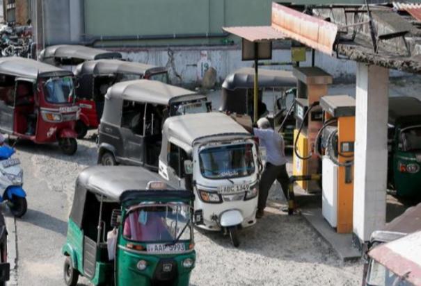 பொருளாதார நெருக்கடி: “இலங்கையில் மீண்டும் பெட்ரோல், டீசல் விலை உயர்வு”….. மக்கள் அவுதி…..!!!!