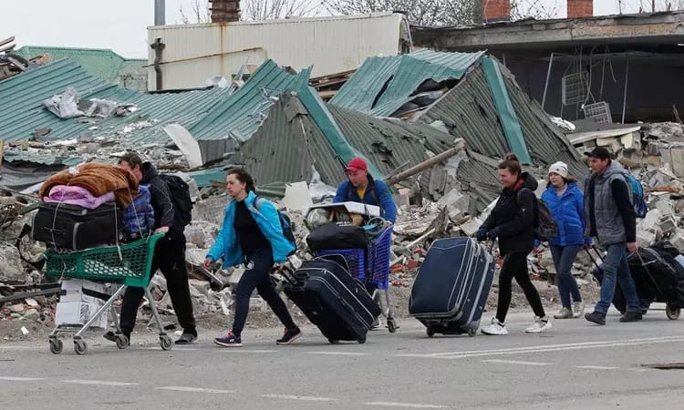 அதிகரிக்கும் போர்…. நாட்டை விட்டு வெளியேறிய 20 லட்சம் மக்கள்….. உக்ரைனில் நீடிக்கும் பதற்றம்….!!!