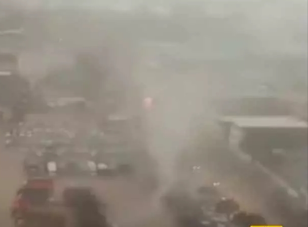 60 ஆண்டுகளில் இல்லாத அளவிற்கு கனமழை…. சூறாவளி புயலால் மக்கள் கடும் அவதி…. மீட்பு பணியில் அதிகாரிகள்….!!