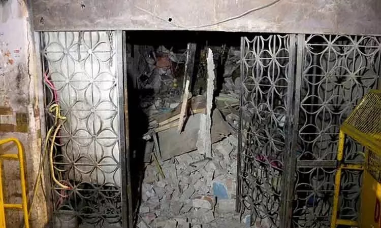 திடீரென இடிந்து விழுந்த மேற்கூரை…. 3 வயது குழந்தை உயிரிழப்பு…. 3 பேர் படுகாயம்…. பெரும் சோக சம்பவம்….!!!