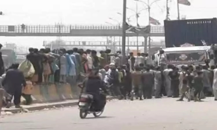 பாகிஸ்தான்: தொடர் மின்வெட்டால் போராட்டத்தில் குதித்த மக்கள்…. பரபரப்பு…..!!!!